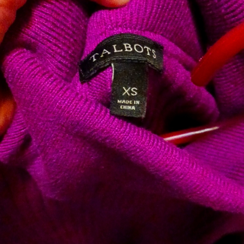 TALBOTS TURTLE NECK PURPLE WITH BOTTONS AS A DESIGN ON THE WRIST